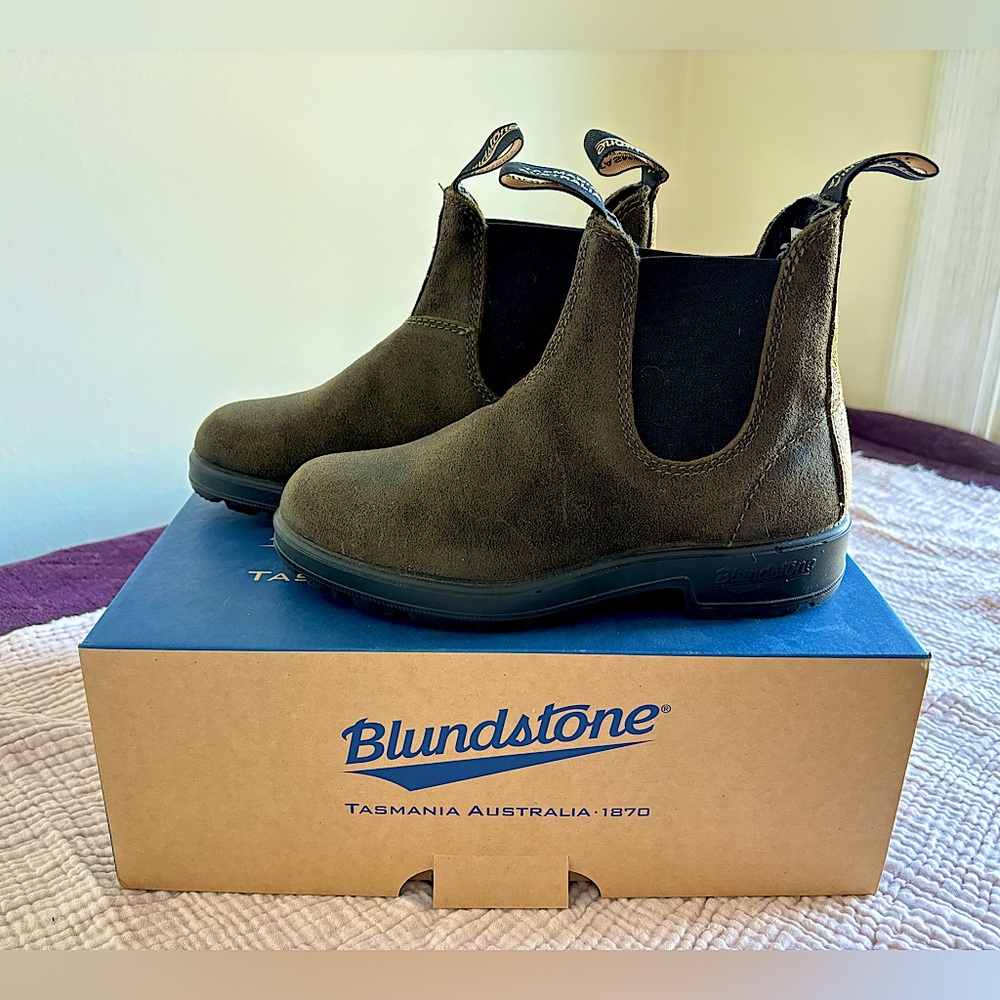 Blundstone W7.5 #1615 dark olive suede with elastic side